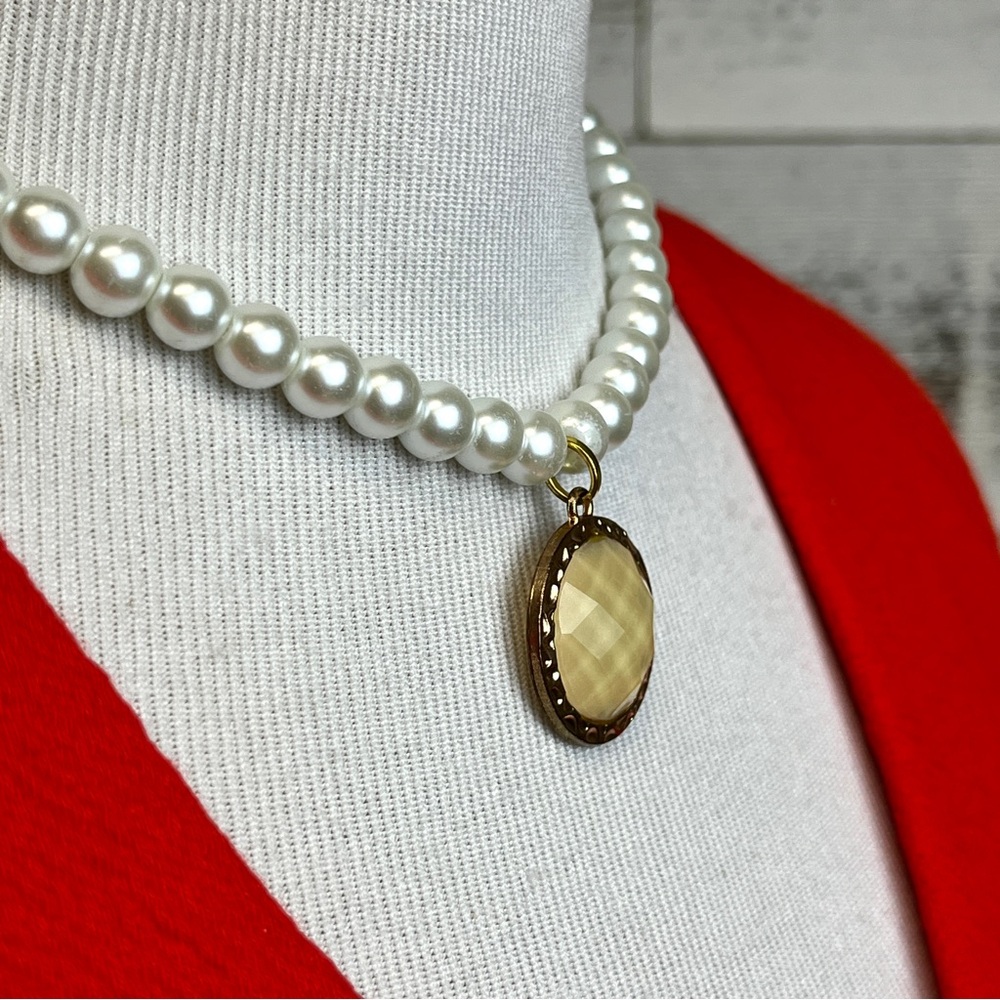 Vintage White Pearl Adjustable Necklace Gold Pendant Designer Chic Classic Y2K - Picture 6 of 10